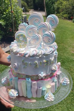 Sweet Meringue - סוויט מרנג עוגות מעוצבות עוגת שוקולד עם שכבות קצפת.