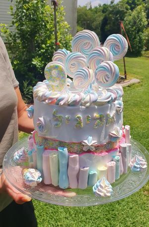 Sweet Meringue - סוויט מרנג עוגות מעוצבות עוגת שוקולד עם שכבות קצפת.