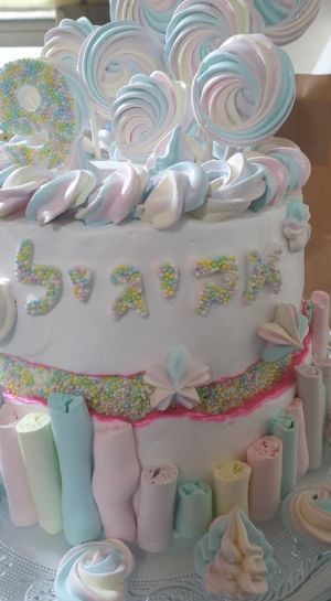 Sweet Meringue - סוויט מרנג עוגות מעוצבות עוגת שוקולד עם שכבות קצפת.